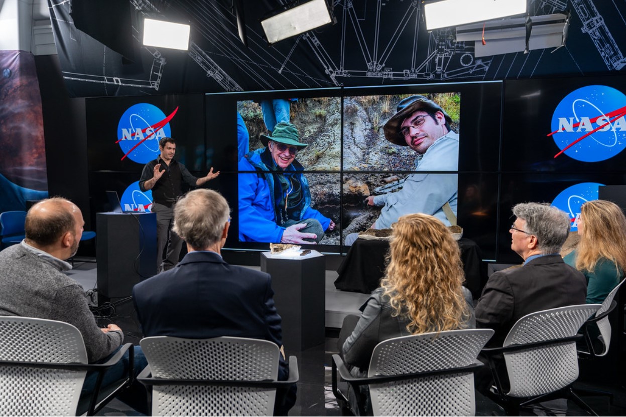 Robert DePalma presenting his findings at Tanis to members of NASA