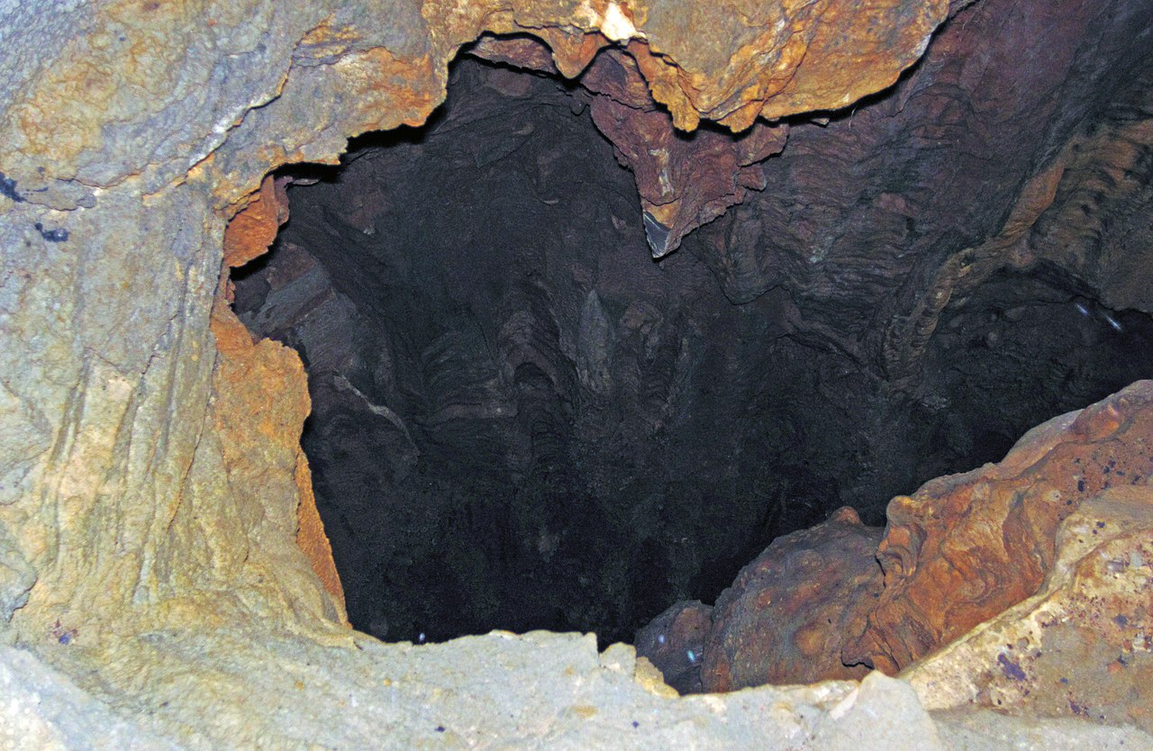 A vertical haft in the Ste. Genevieve Formation at Mammoth Cave National Park.