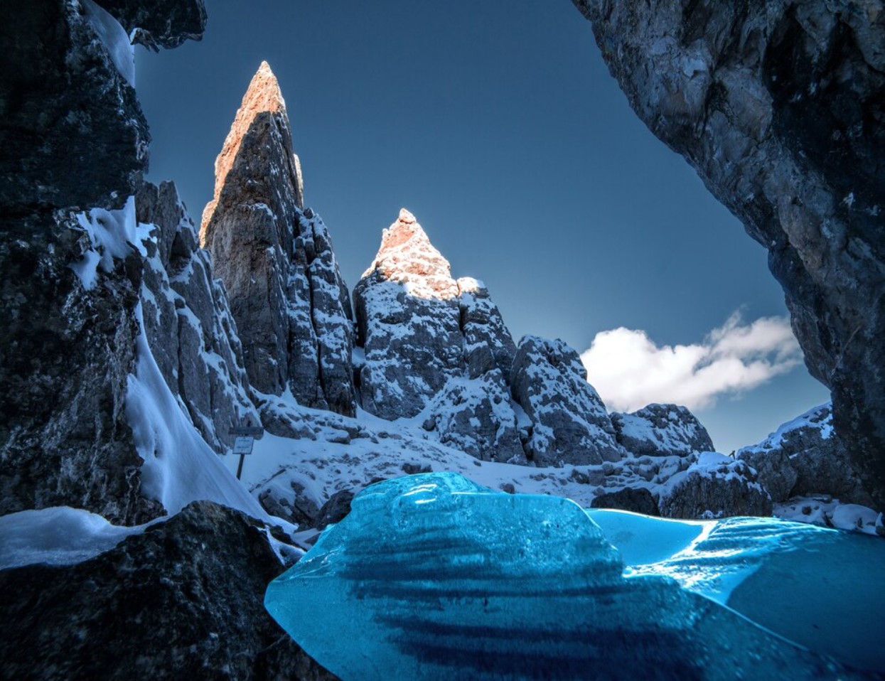 Digital depiction of ice in a mountainous region