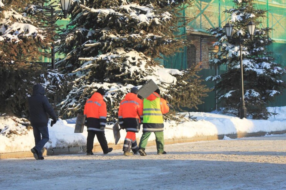 A group of search and rescue team pictured in hi-vis jackets are pictured walking down a road