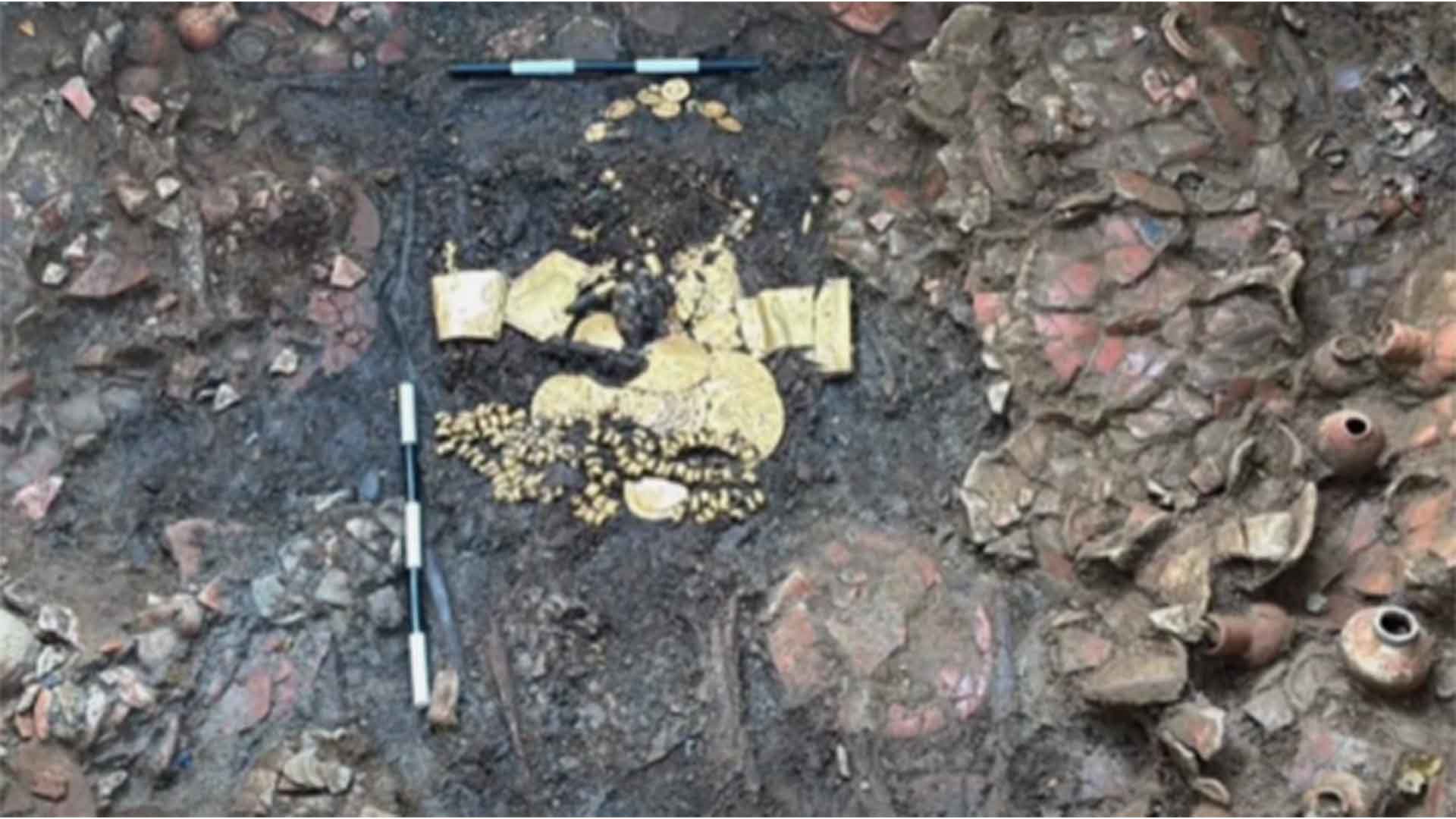 El Caño Archaeological Park tomb with rocks and artifacts that were discovered