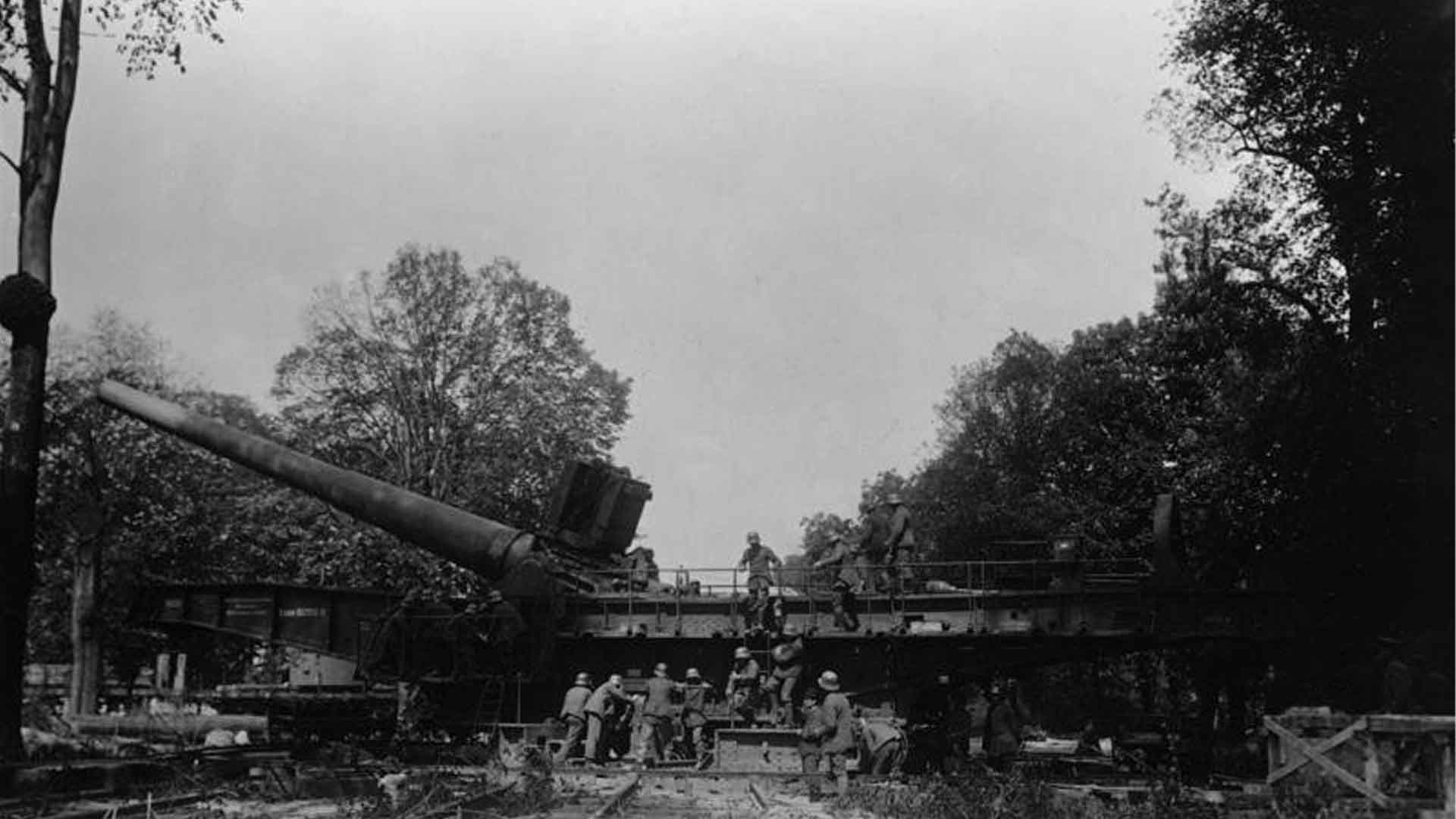 Long Max mounted on its combined railway and firing platform.