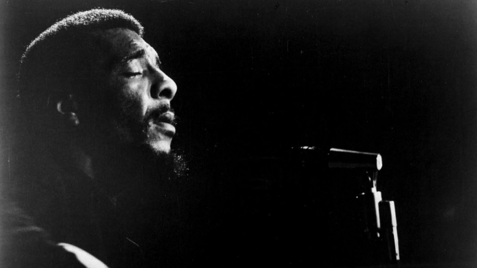 Richie Havens singing into a microphone in 1973.