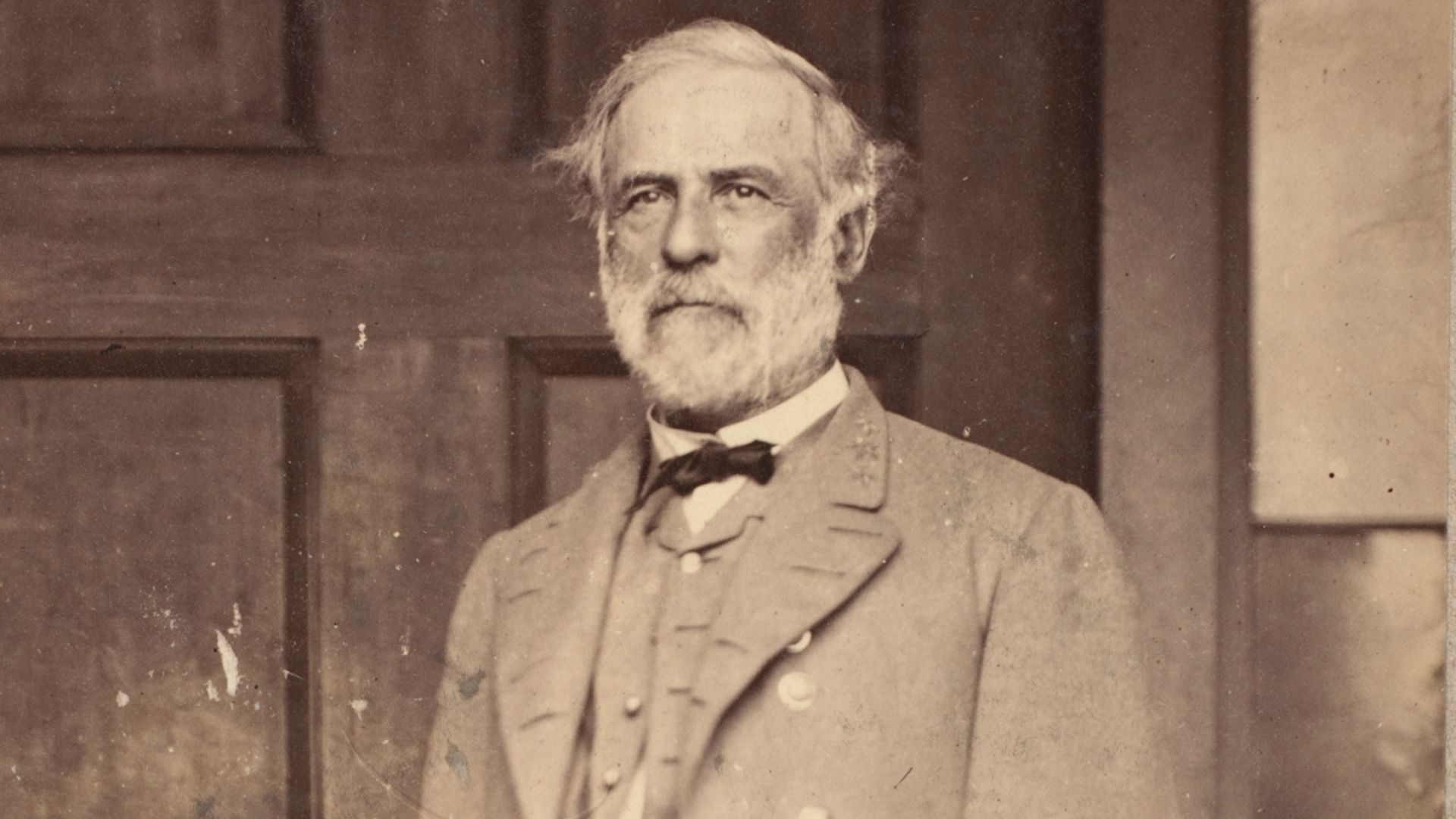 An 1800s sepia photo of Robert E. Lee.