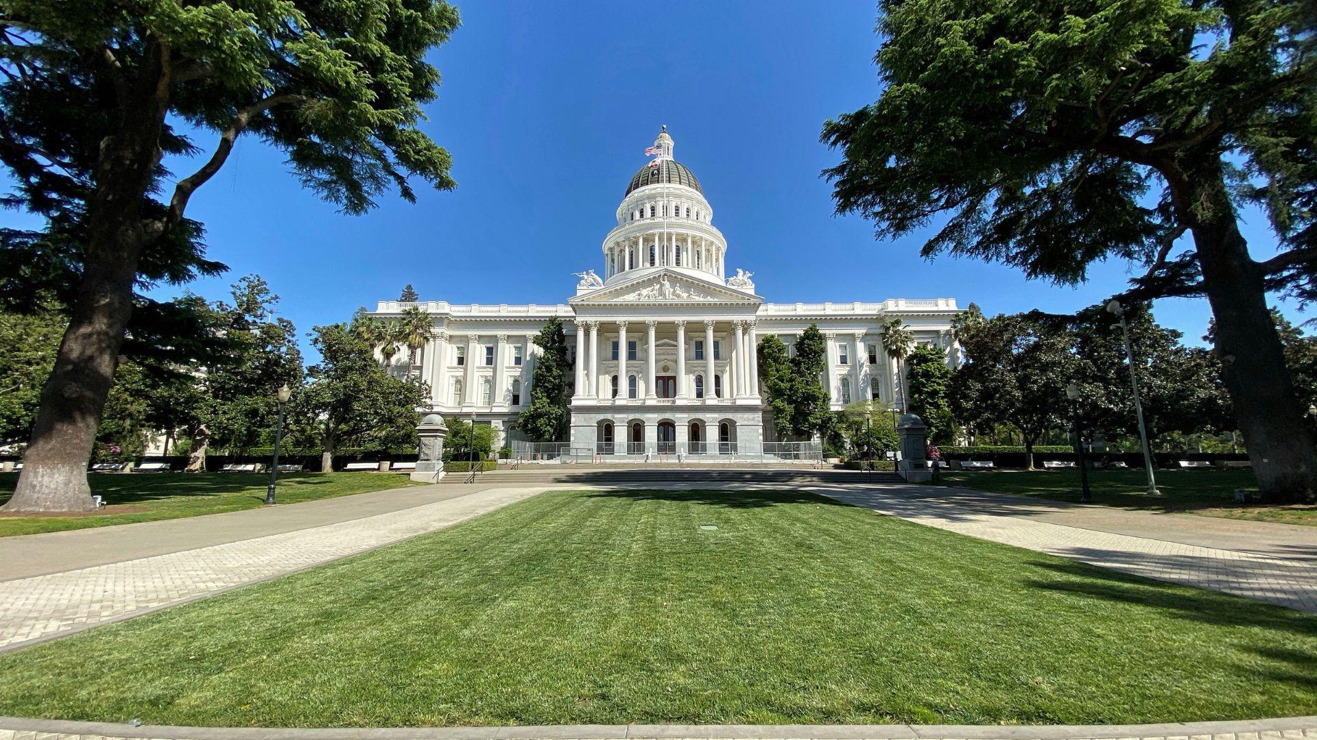 A government building seen in Sacramento, California in the daytime.