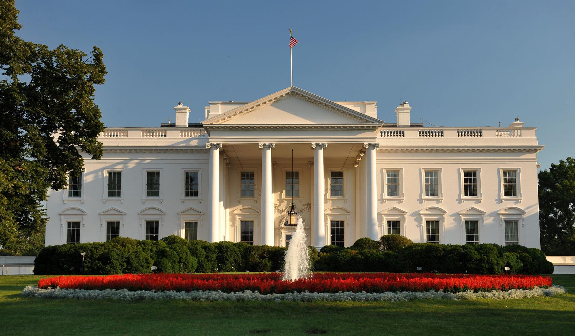 An image of the White House during a clear afternoon