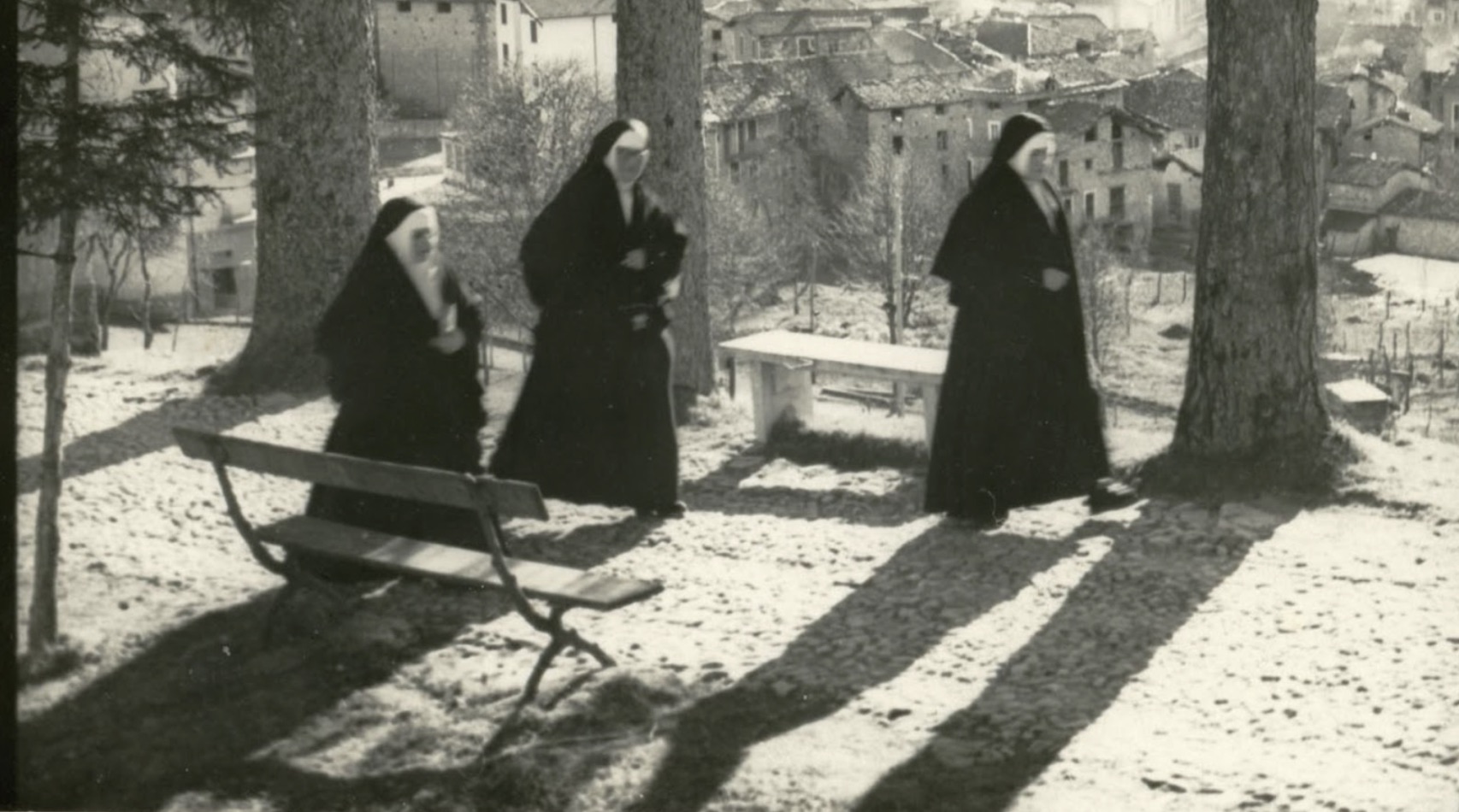 An old photo of nuns walking around Italy.