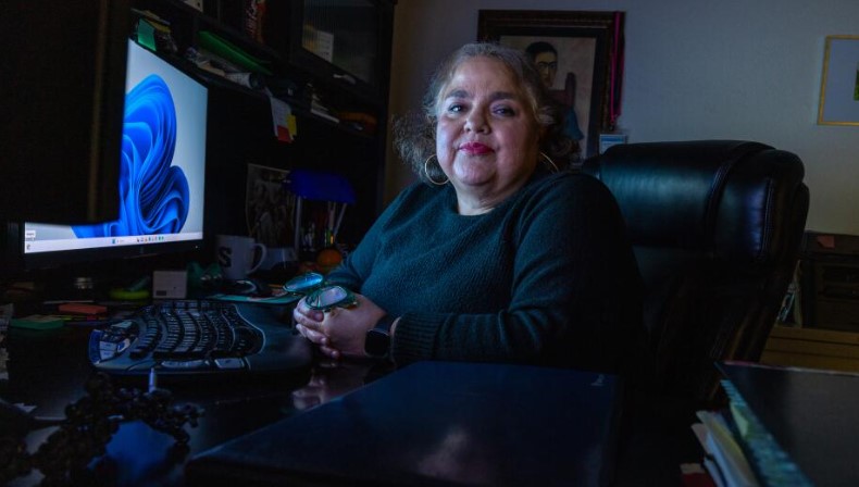 Sandra Muñoz sitting in front of a computer