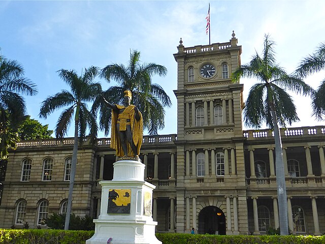 Aliʻiolani Hale in Honolulu with statue of King Kamehameha