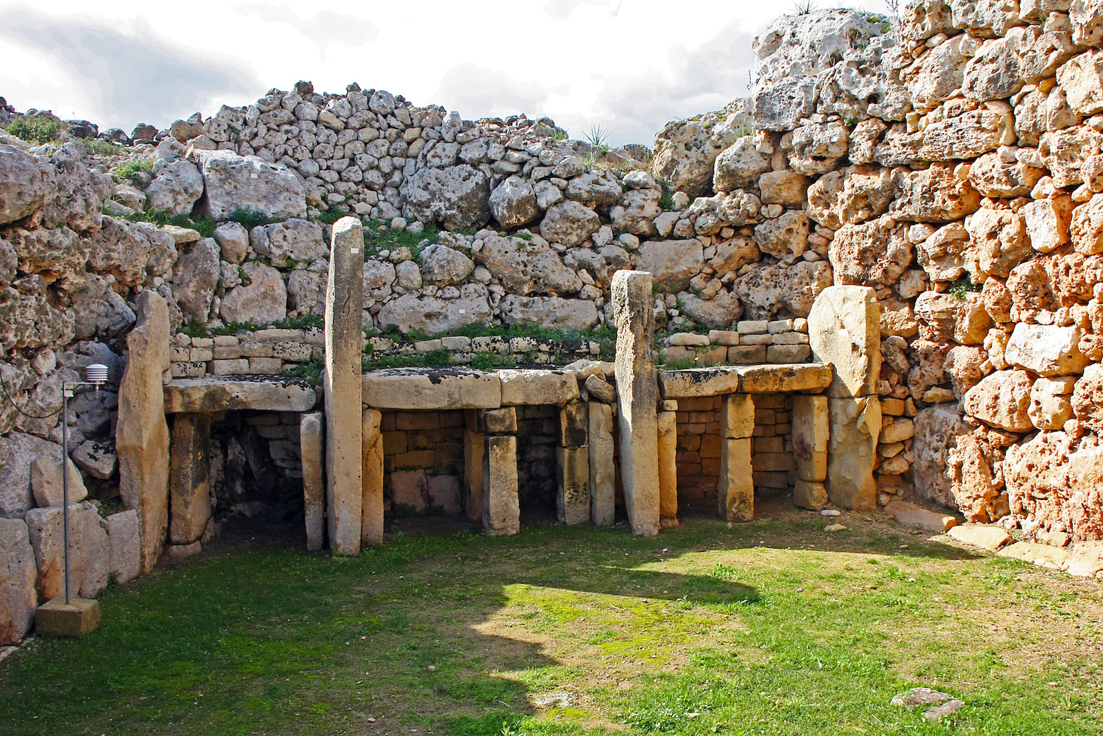 English: 3 Sacrificial altars in Ġgantija Temples. Xagħra, Gozo Español: Tres altares sacrificatorios en los templos de Ġgantija. Xagħra, Gozo. Malti: 3 artali tas-sagrifiċċju fit-Tempji tal-Ġgantija, Xagħra, Għawdex This media is about Maltese cultural property with inventory number 00001.