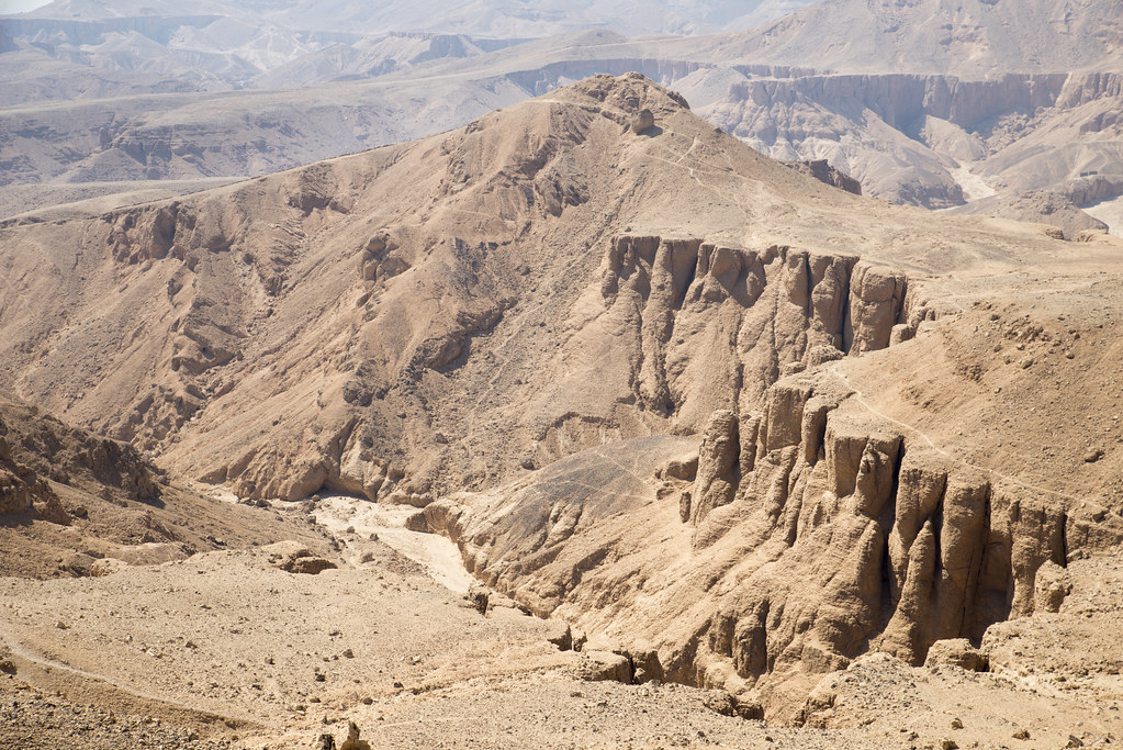 On the pathway to the ancient "Nest of Horus" above Thebes. A gaze back on the way we already had managed...