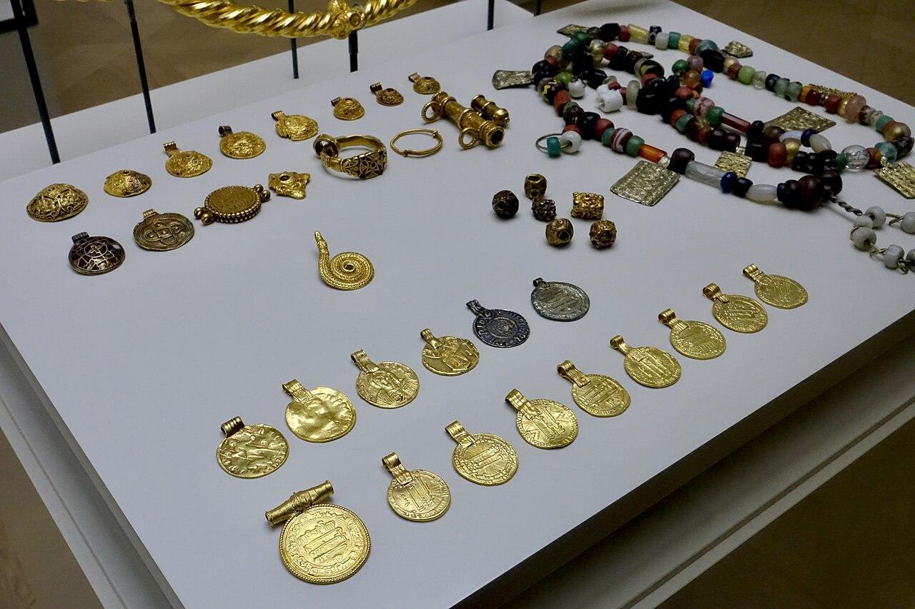 A photograph of gold treasure on display in the Oslo Museum