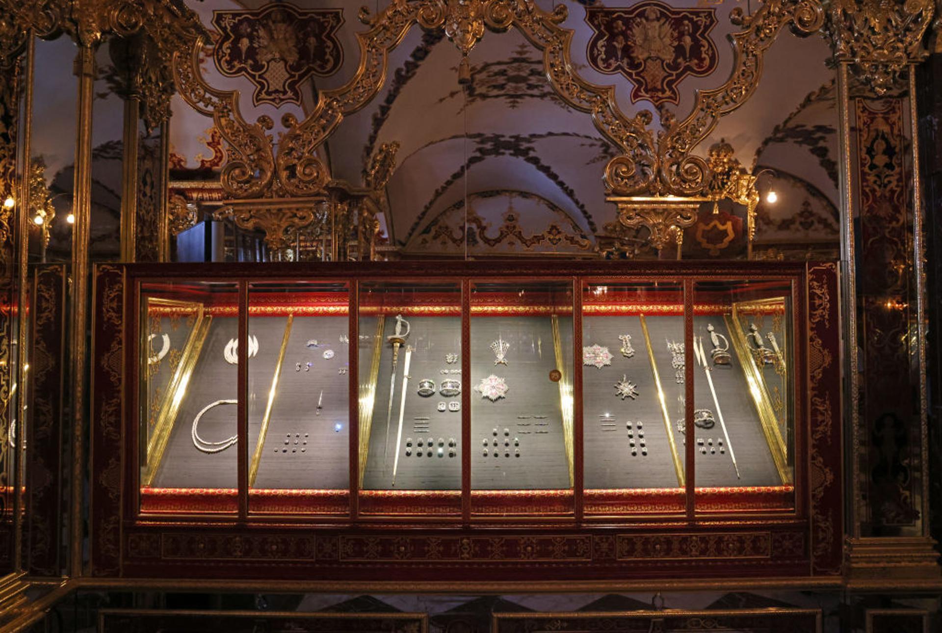 A photograph of the returned Dresden jewelry collection at the Gruenes Gewoelbe Museum in Germany