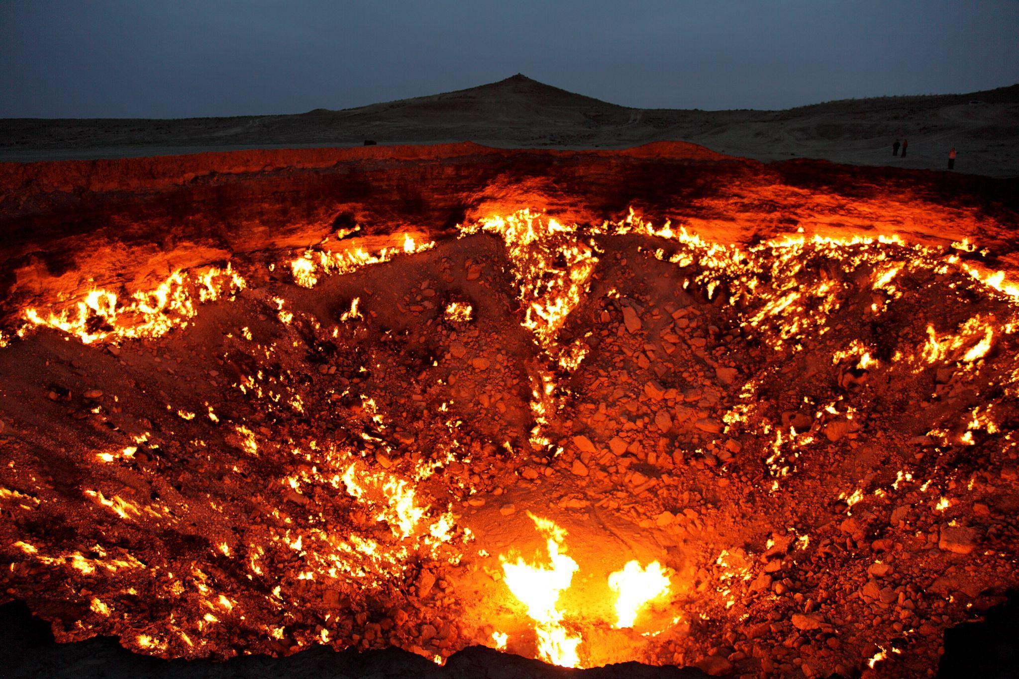 A photograph of the enormous methane fire found in Darvaza, Turkmenistan