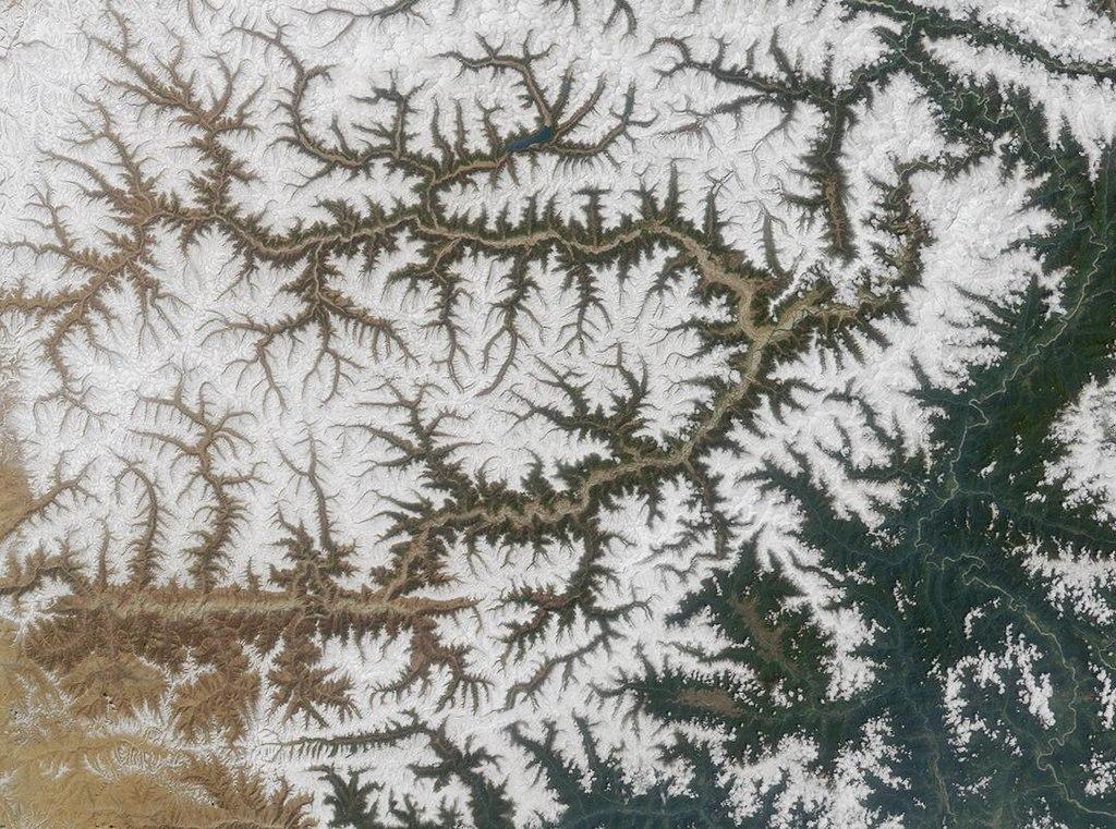 A bird's eye view of the Yarlung Tsangpo River in Tibet