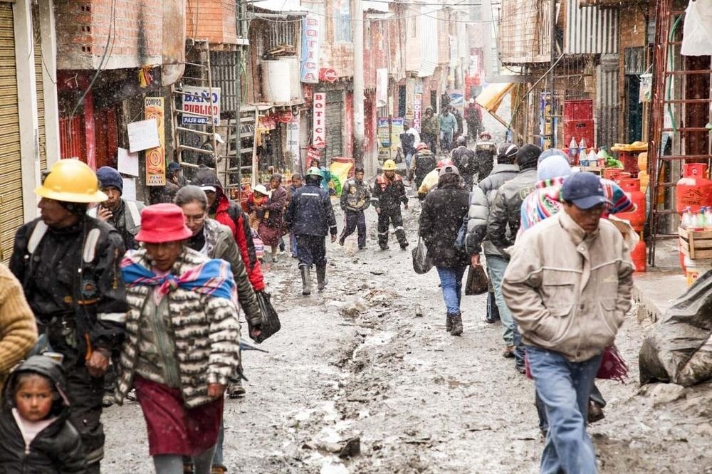People walking in La Rinconada